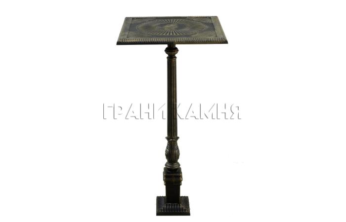 Чугунный столик на кладбище