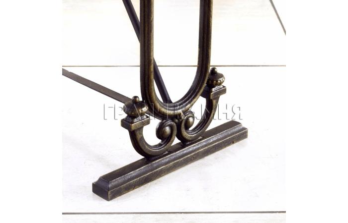 Чугунная скамейка на кладбище