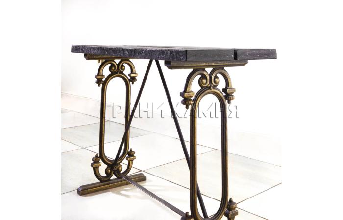 Чугунная скамейка на кладбище