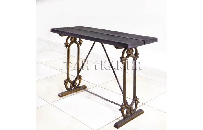 Чугунная скамейка на кладбище