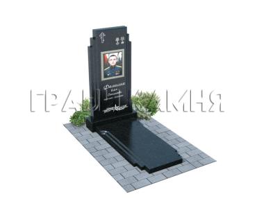 Вертикальный гранитный памятник военнослужащему резной ПДВ №7