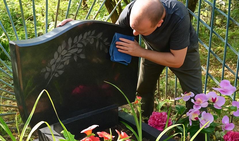 «Титановая защита» для памятника