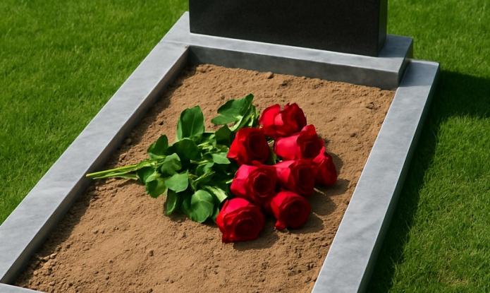 Доставка и возложение цветов на могилу